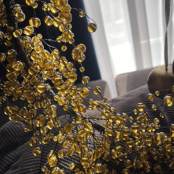 Gold bead wreath on metal frame. Diameter frame 10.5 inches. Beads stretch to 15 - Picture 6 of 12